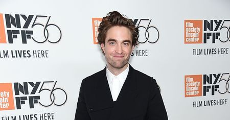 Robert Pattinson odsłonił kolana. Oryginalna stylizacja gwiazdora