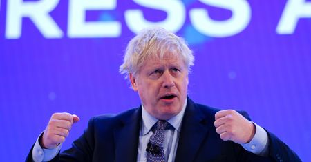 Boris Johnson pozostaje na oddziale intensywnej terapii. "Reaguje na leczenie"