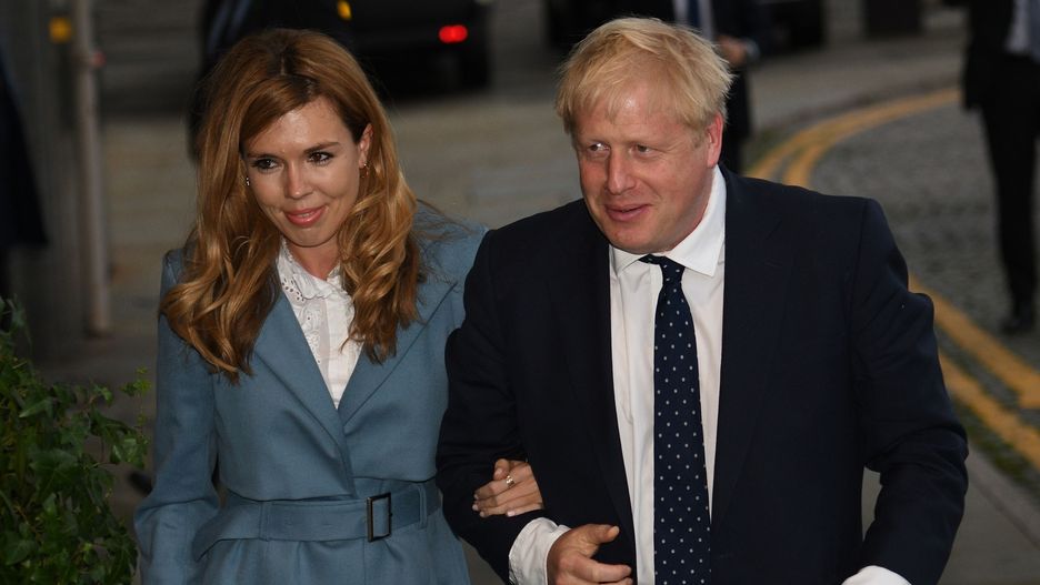 Boris Johnson z partnerką Carrie Symonds.