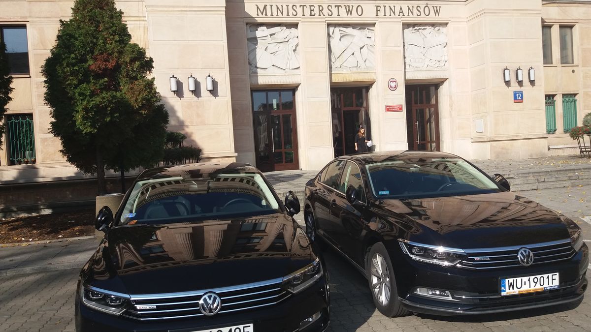Samochody przed ministerstwem finansów