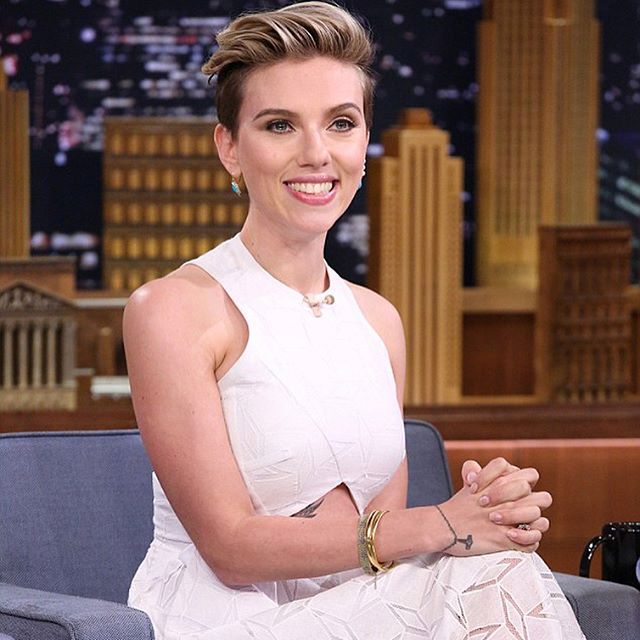 Scarlett Johansson postanowiła zadać o to, by na jej ręku zawsze była biżuteria 