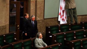 Poseł Nowak wiesza w Sejmie transparent