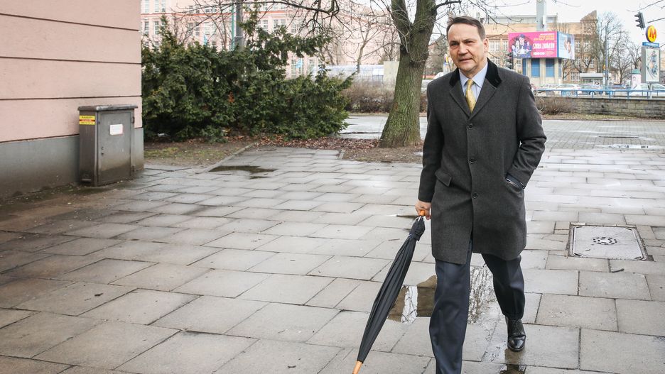 Radosław Sikorski (KE) wygrał w swoim okręgu z Kosmą Złotowskim (PiS)