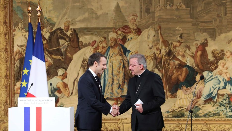Prezydent Emmanuel Macron i nuncjusz Luigi Ventura