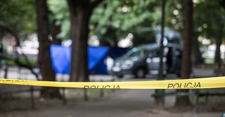 Kraków. Brutalne morderstwo na Plantach. Mężczyzna znaleziony z nożem w klatce piersiowej