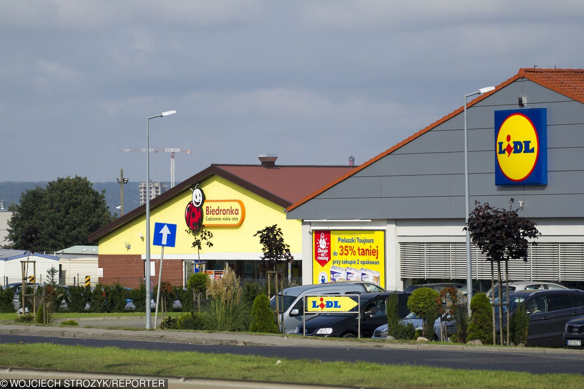 Promocje, własne słoiki. Tak Biedronka, Lidl, Kaufland zastawiają na nas eko sieci