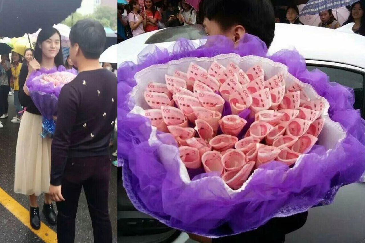 Oświadczył się bukietem pieniędzy. Co zrobiła wybranka?