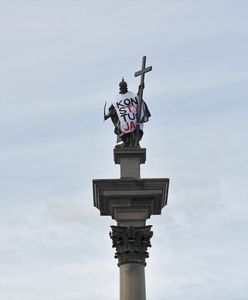 Ubrali kolumnę Zygmunta w koszulkę "Konstytucja"