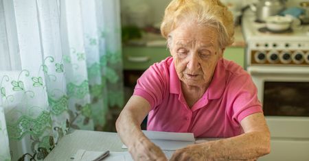 Dziesiątki tysięcy seniorów ofiarami przestępstw. Coraz więcej sprawców trafia w ręce policji