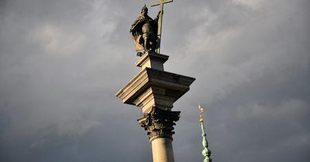Król Zygmunt już gotowy do świętowania. Szalik Legii zawieszony