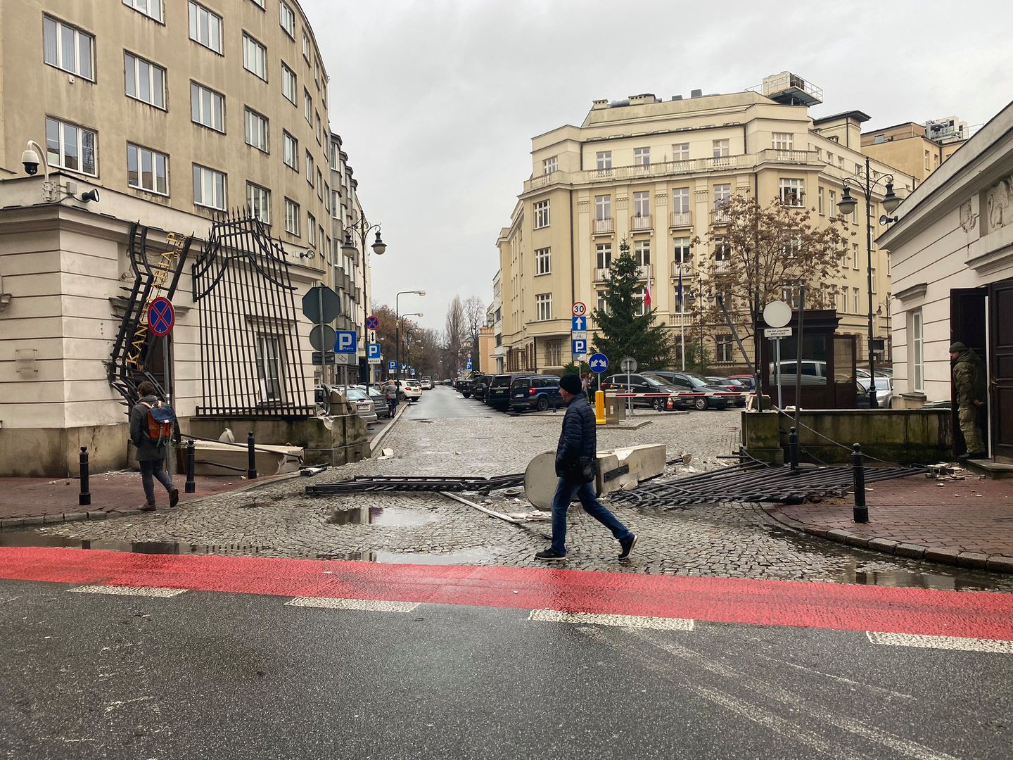 Warszawa. TIR uderzył w bramę przed Kancelarią Prezydenta