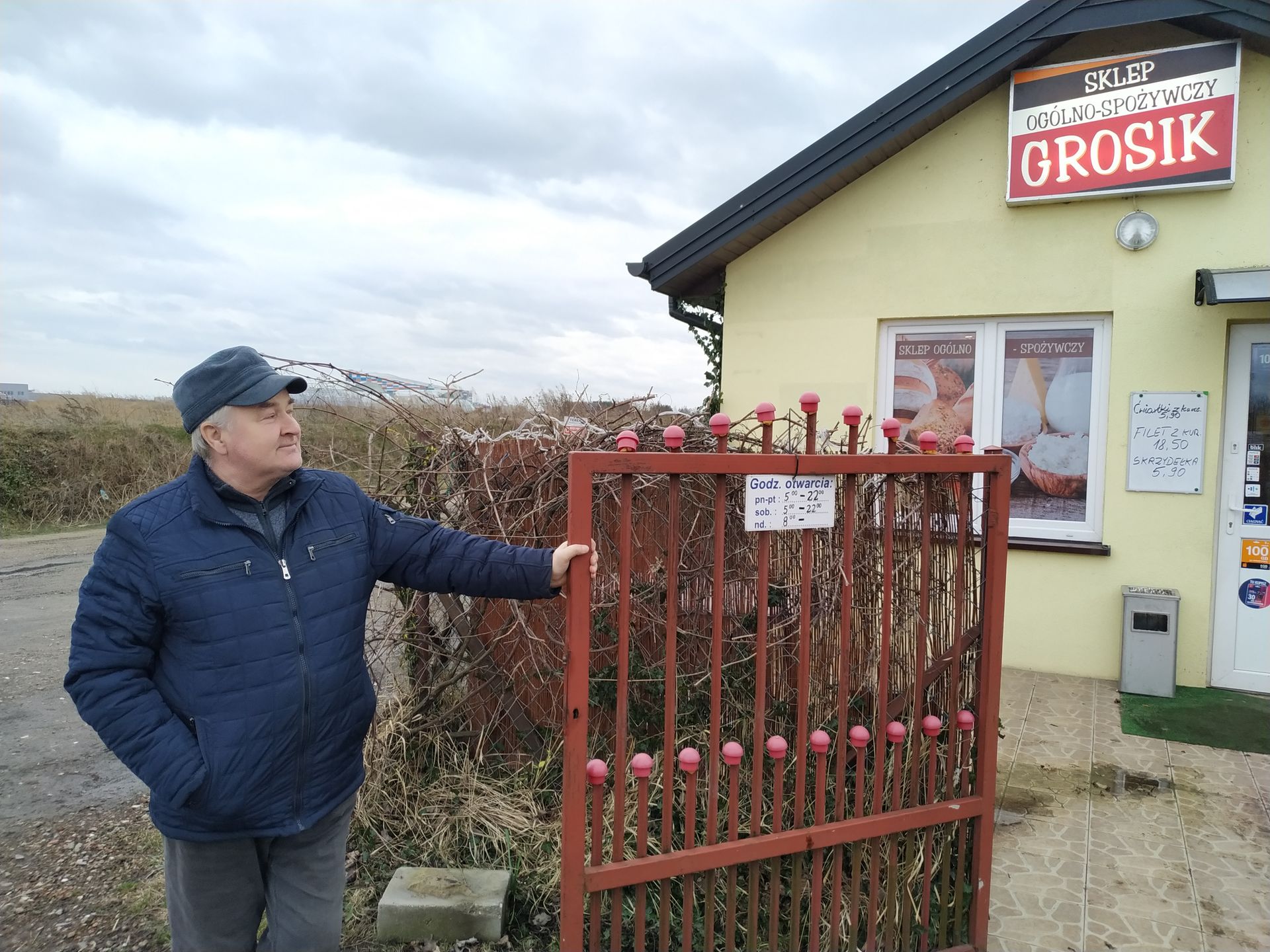 Pan Waldemar prowadzi z żoną sklep "Grosik". 