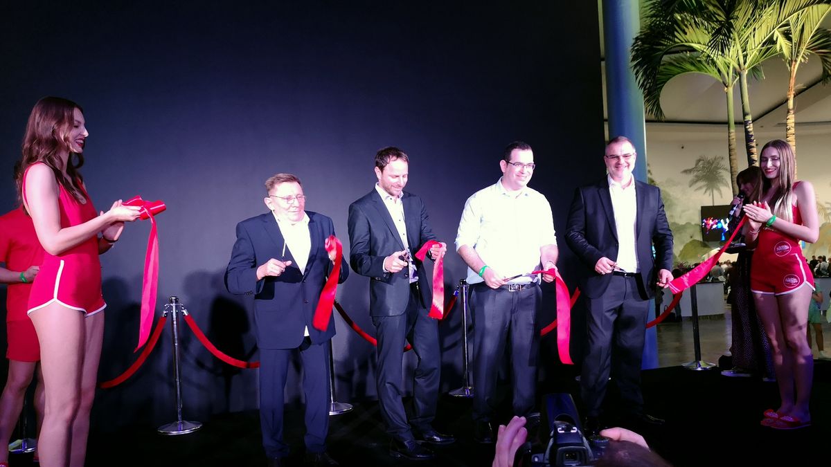 We wtorek 18 lutego oficjele przecięli wstęgę i oficjalnie otworzyli Suntago.