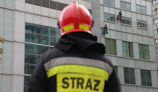 Warszawa. Spadł fragment szyby z hotelu InterContinetal. Spore utrudnienia w centrum