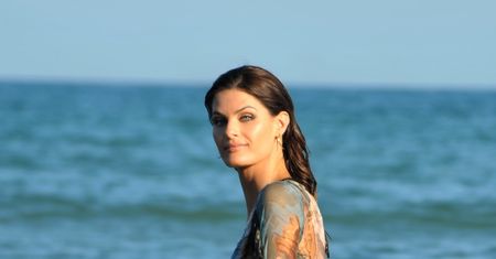 Isabeli Fontana plażuje w Wenecji. Właśnie zaczyna się słynny festiwal!