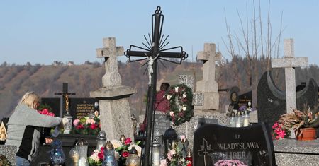 Czy można iść na cmentarz? Policja tłumaczy zasady