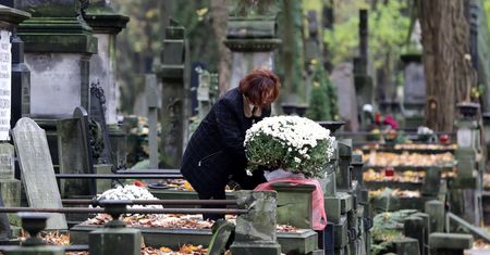 Przepisy rodem z PRL-u. Prochy powinny spocząć na cmentarzu, z wiatrem ich nie puścisz