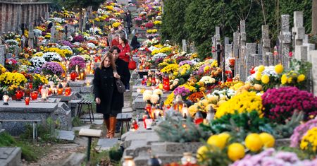 Dorywcza praca na Wszystkich Świętych się opłaca. Nawet 200 złotych za siedzenie w samochodzie