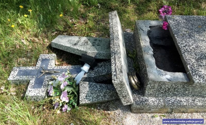Dewastacja cmentarza na Dolnym Śląsku. Policja wytropiła wandali