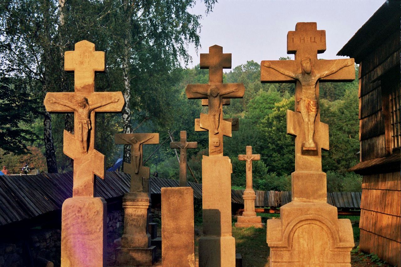 "Patrioci" zdewastowali cmentarz wojskowy. Swastyki i "kotwice"