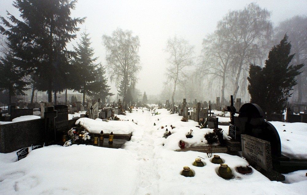 Skandal w Gnieźnie. Posypali cmentarny chodnik piaskiem z kośćmi