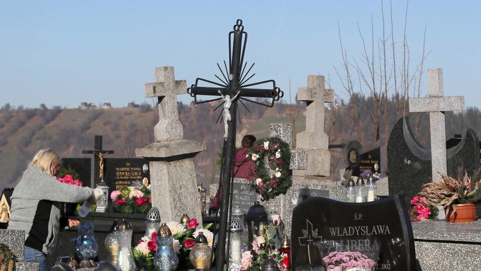W niektórych miastach zamknięto bramy cmentarzy