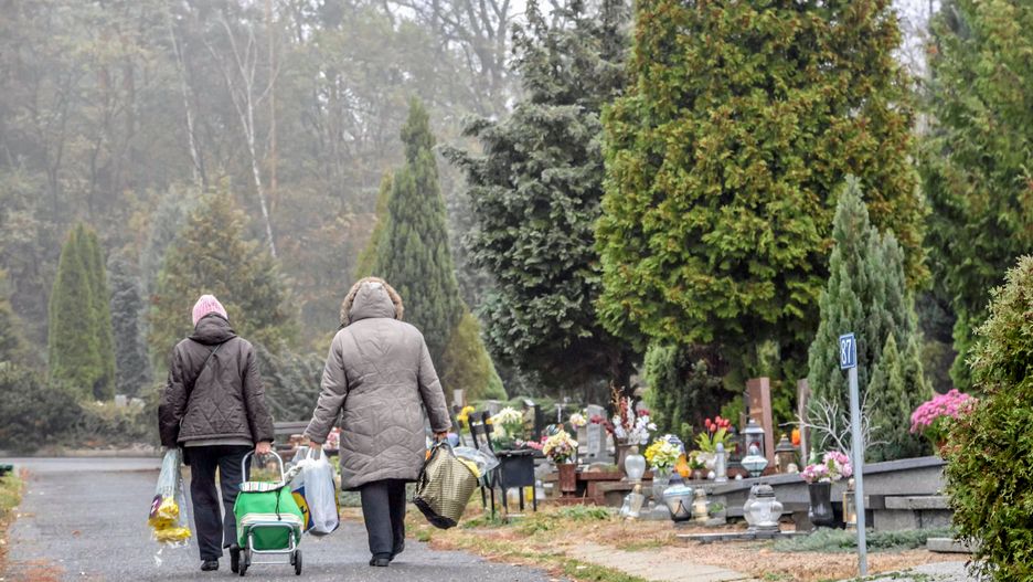 Kurtki i futerka nie będą w tym roku potrzebne. Dawno przygotowane kreacje muszą poczekać
