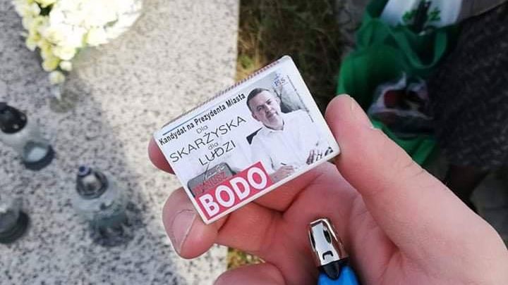 Takie zapałki rozdawano na cmentarzu w Skarżysku. 
