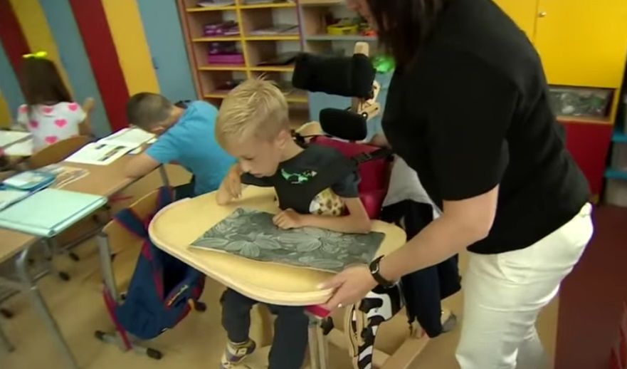 Dyrektorka zabroniła 9-latkowi poruszać się na wózku po szkole