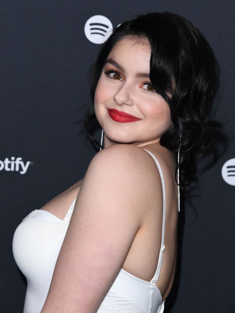 Ariel Winter w zmysłowej bieli. Gwiazda "Współczesnej rodziny" ciągle się zmienia