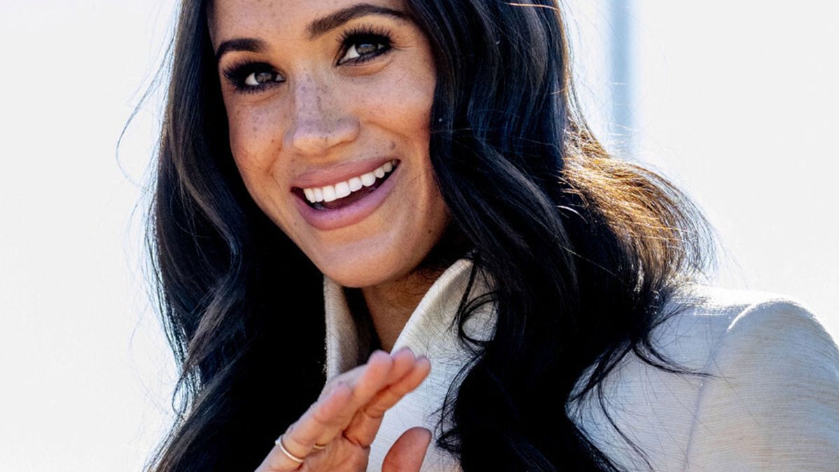 Tym razem mini! Meghan Markle pierwszy raz na Invictus Games postawiła na sukienkę. Biała kreacja od Valentino to majstersztyk