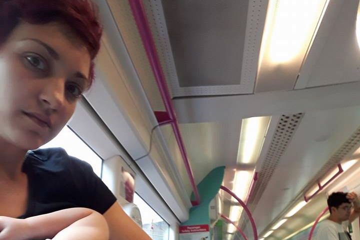 Kobieta w pociągu zmuszona do karmienia piersią na stojąco