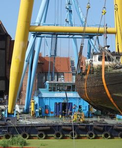 Gdańsk. Z dna Mariny wyciągnięto zatopiony jacht. Leżał tam przez trzy lata