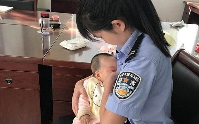 Kiedy mama niemowlaka wylądowała na sali sądowej, policjantka zrobiła coś niesamowitego