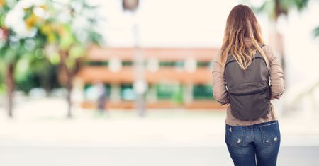 "Studentki, znajdźcie sponsora". Reklamy z takim hasłem wiszą przy uczelniach