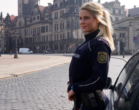 O takiej koleżance śni chyba każdy policjant