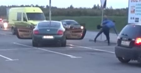 Wandale w Bentleyu wyrzucają śmieci. Motocyklista wymierzył im karę