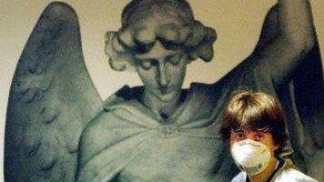 Kanadyjka przed szpitalem Św. Michała w Toronto