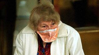 Mieszkanka Toronto jeszcze w masce