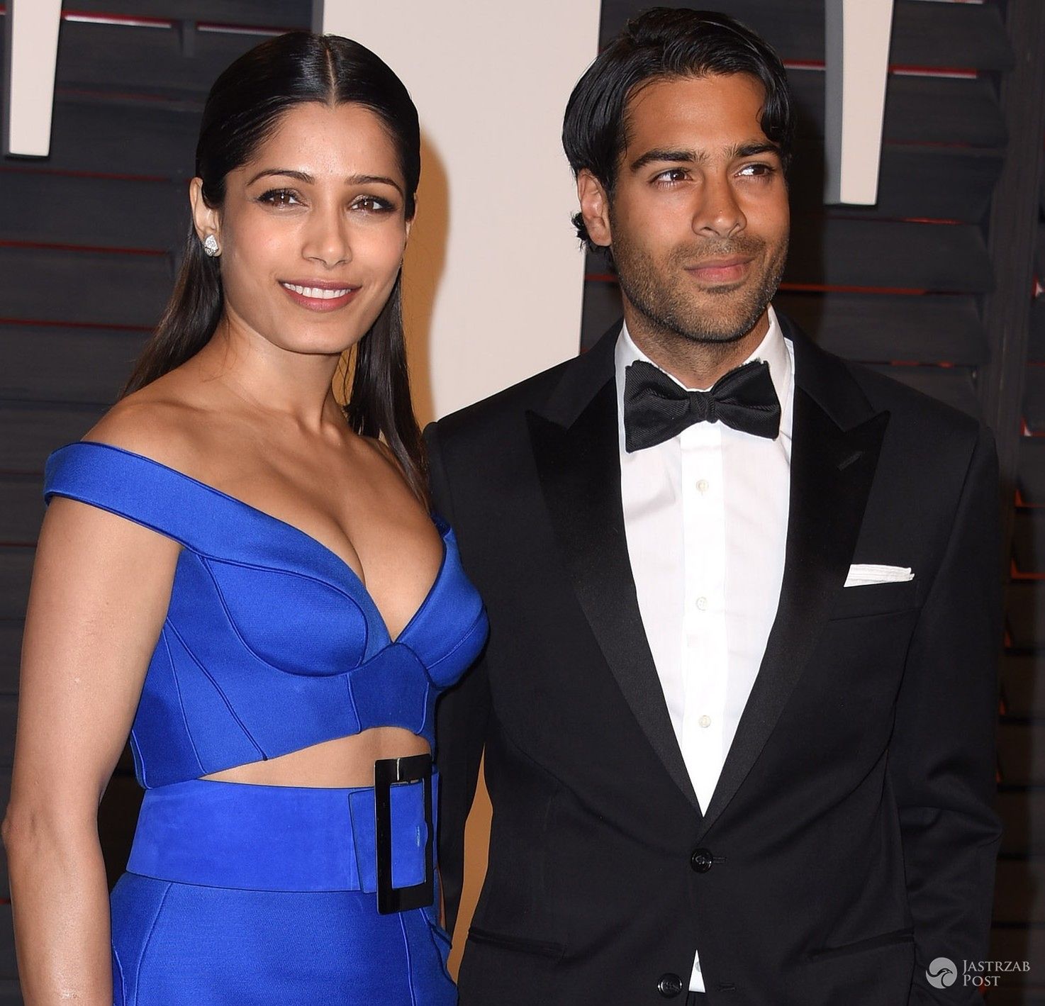 Freida Pinto (w sukni Versace) i jej nowy partner Ronnie Bacardi, oscarowe after party "Vanity Fair" (fot. ONS)