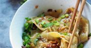 Chiński przysmak. Pierożki wonton w sosie chili