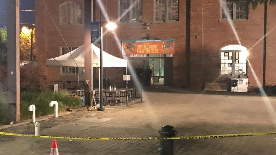 Dwóch mężczyzn otworzyło ogień do bawiących się ludzi