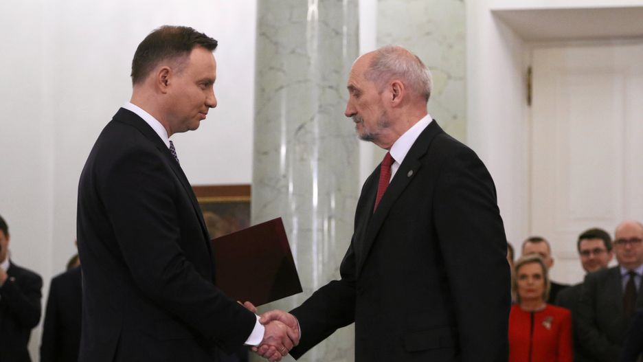 Prezydent Andrzej Duda i minister obrony narodowej Antoni Macierewicz na uroczystym zaprzysiężeniu nowego rządu