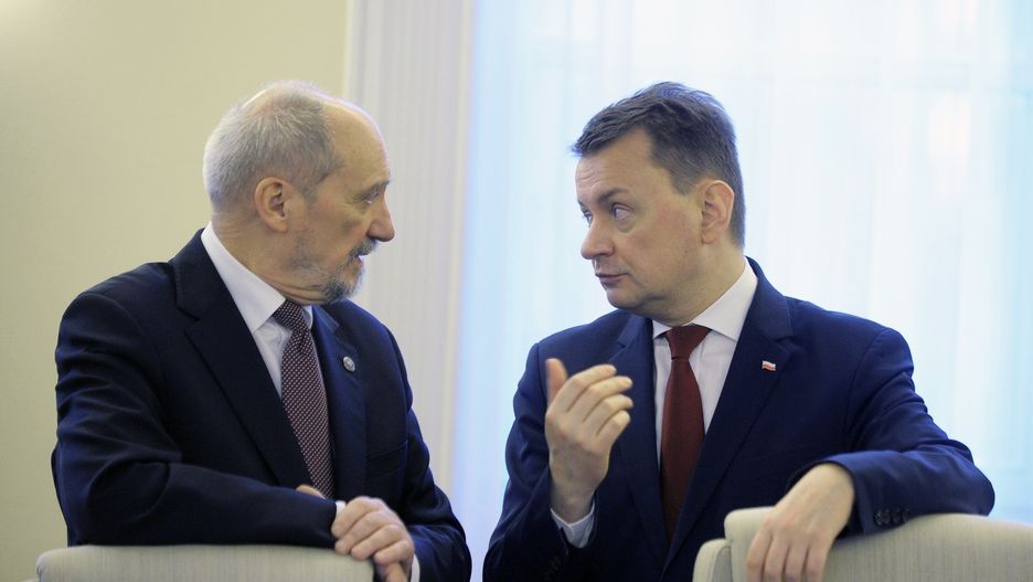 Antoni Macierewicz do tej pory nie pogodził się, że w fotelu szefa MON zastąpił go Mariusz Błaszczak