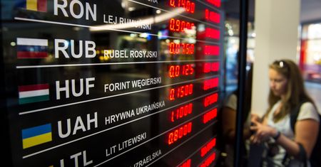 Złoty jedną z najsłabszych walut rynków wschodzących. "Nie wykorzystał szansy"