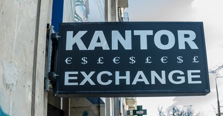 Spekulanci wywołali panikę na złotym. Euro w długi weekend po 4,3 zł