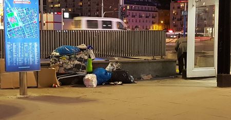 Bezdomny wybudował mieszkanie ze śmieci. Sprawa trafiła do sądu