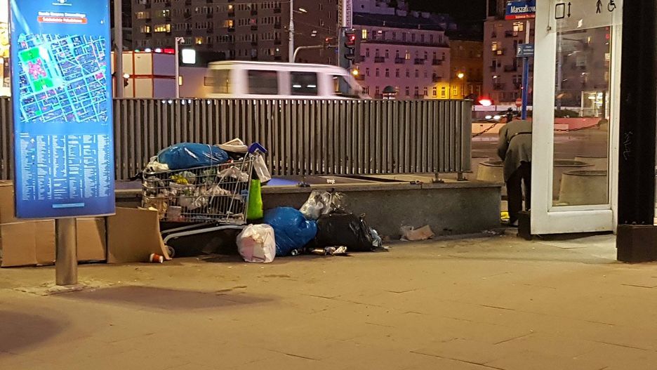 Wózek bezdomnych w centrum Warszawy