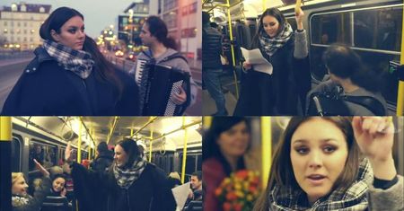 Ewa Farna zaskoczyła pasażerów tramwaju. Weszła do niego z akordeonem i... zaśpiewała wielki hit
