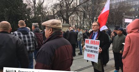 Samotny Polak rozczarowany Orbanem. To... senator PiS